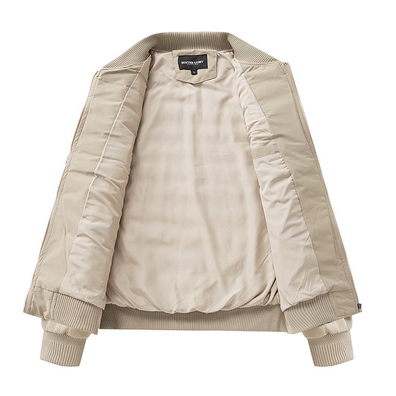 Giubbotto bomber uomo elegante e casual, trapuntato, con pratiche tasche con zip. Ideale per l'autunno.