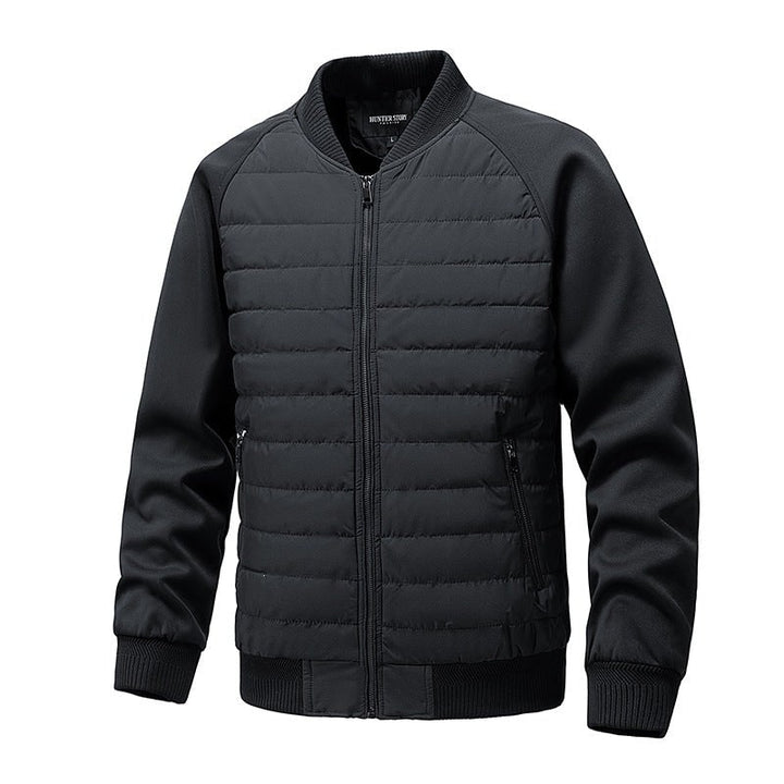 Elegante giacca bomber da uomo trapuntata, con tasche con cerniera e dettagli a costine per un comfort chic.