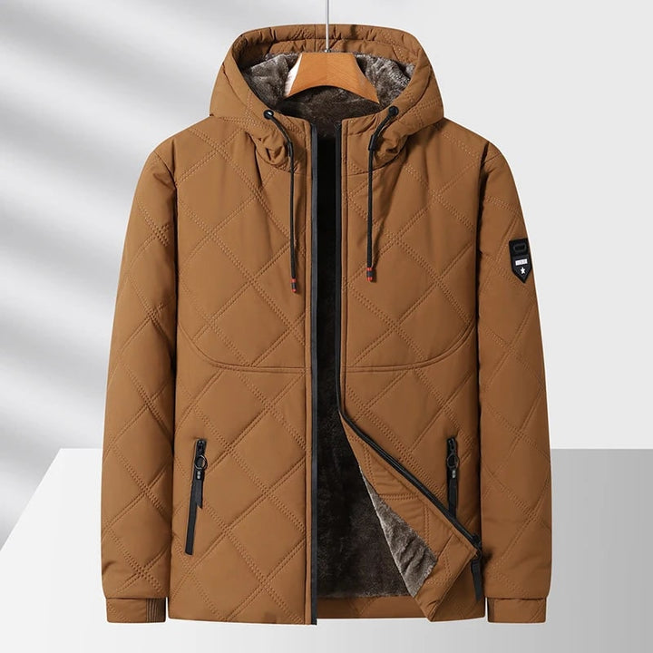 Giacca invernale trapuntata casual da uomo, con cappuccio. Ideale per restare caldo e comodo in inverno.