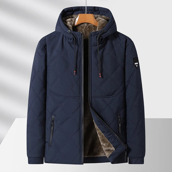 Giacca trapuntata da uomo con cappuccio e zip. Un outerwear invernale caldo, comodo e casual.