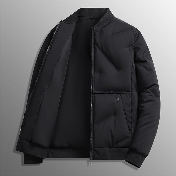 Elegante giacca bomber trapuntata da uomo, leggera e confortevole, con chiusura zip e bordi a costine.