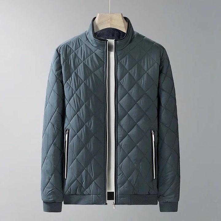 Giacca bomber uomo trapuntata nera, con collo rialzato, perfetta per stile casual invernale e autunnale.