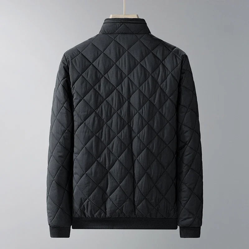 Uomo indossa giacca bomber trapuntata, casual ed elegante, perfetta per l'abbigliamento esterno autunnale-invernale.