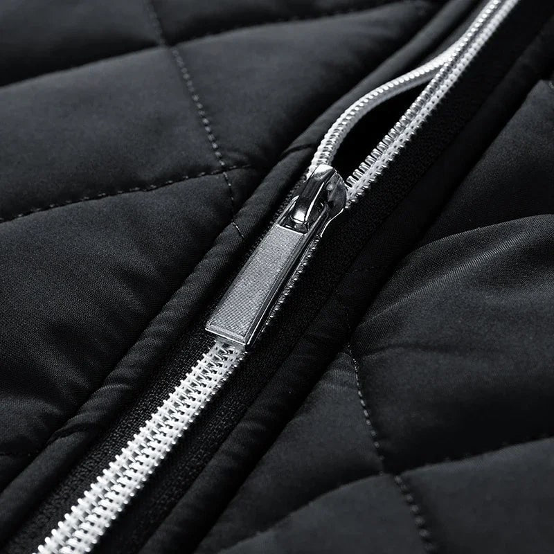 Dettaglio giacca bomber uomo trapuntata, texture morbida e calda, essenziale per moda maschile invernale.