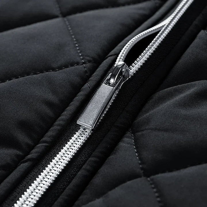 Dettaglio giacca bomber uomo trapuntata, texture morbida e calda, essenziale per moda maschile invernale.