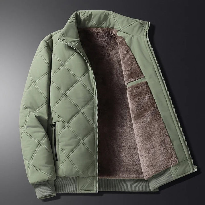 Elegante giacca trapuntata uomo con collo alto, ideale per un look casual e caldo in inverno.