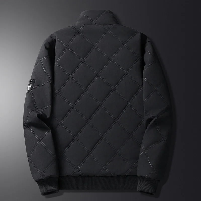 Uomo con giacca trapuntata invernale, stile casual, perfetta per le giornate fredde e ventose.