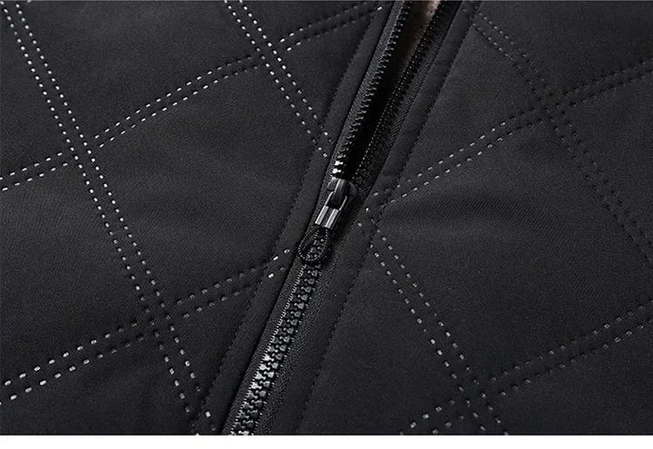 Calda giacca trapuntata uomo con collo alto, essenziale per il guardaroba invernale, look moderno.