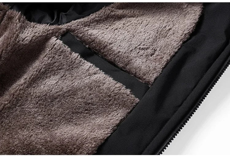 Giacca trapuntata uomo casual-elegante, con collo alto, protegge dal freddo invernale con classe.