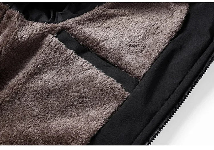 Giacca trapuntata uomo casual-elegante, con collo alto, protegge dal freddo invernale con classe.
