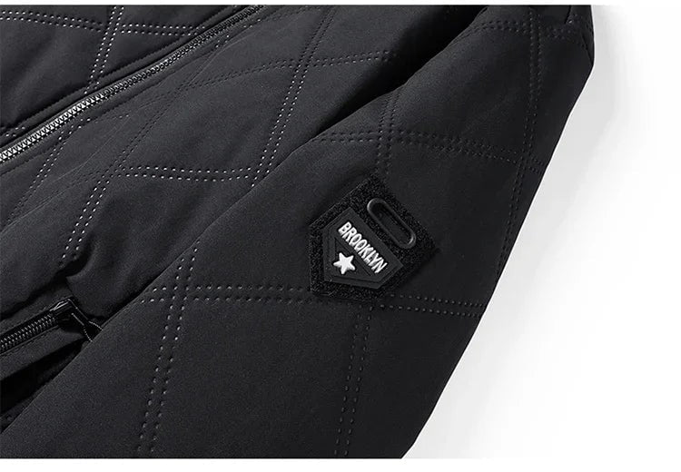 Moderna giacca trapuntata uomo, con collo alto e taglio slim, ideale come outwear invernale.