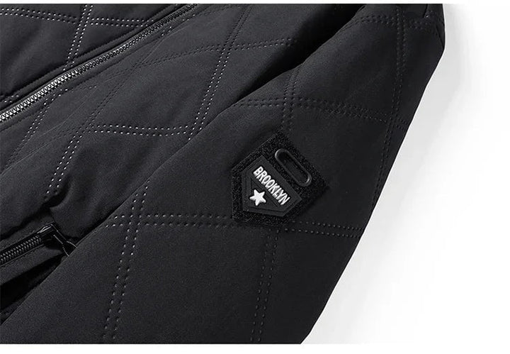 Moderna giacca trapuntata uomo, con collo alto e taglio slim, ideale come outwear invernale.
