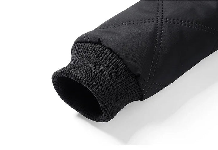 Giacca trapuntata uomo versatile, calda e alla moda, perfetta per diverse occasioni invernali.