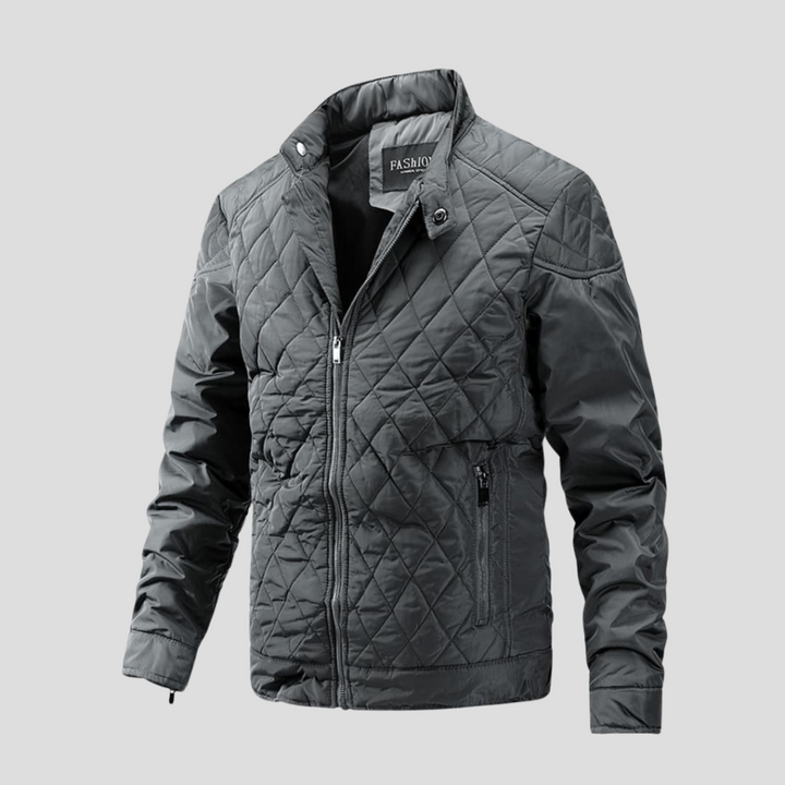 Giacca uomo smart casual trapuntata, cucitura diamante, collo rialzato. Eleganza e moda uomo autunnale.