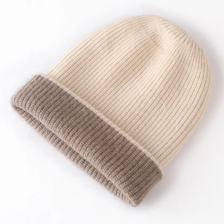 Uomo indossa berretto invernale reversibile in cashmere, lavorato a costine, caldo e alla moda.