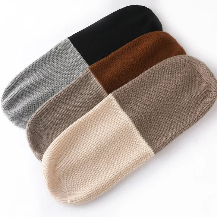 Accessorio moda: berretto uomo reversibile, lavorato a costine, in cashmere morbido e caldo, ideale per l'inverno.