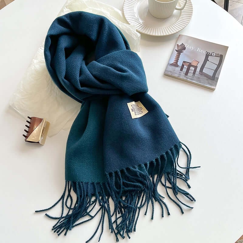 Fai una dichiarazione di stile con questa sciarpa uomo invernale reversibile bicolore e frange.