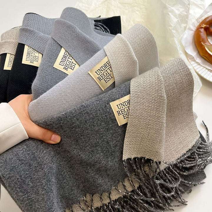 Sciarpa uomo in maglia fine, invernale, reversibile, con frange, unisce calore, stile e texture.