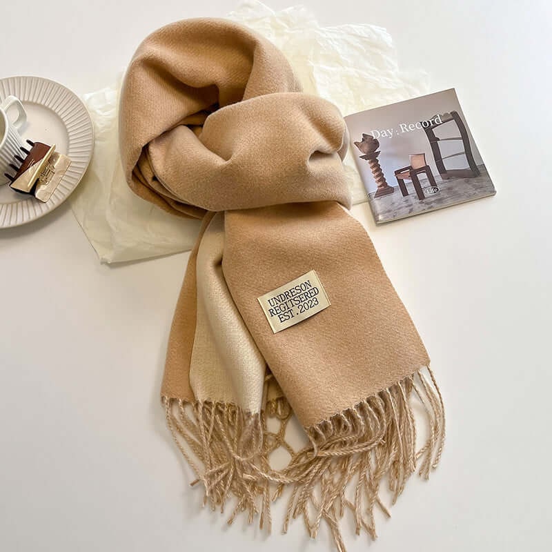 Sciarpa uomo invernale versatile, reversibile con frange, un must-have per affrontare il freddo con eleganza.