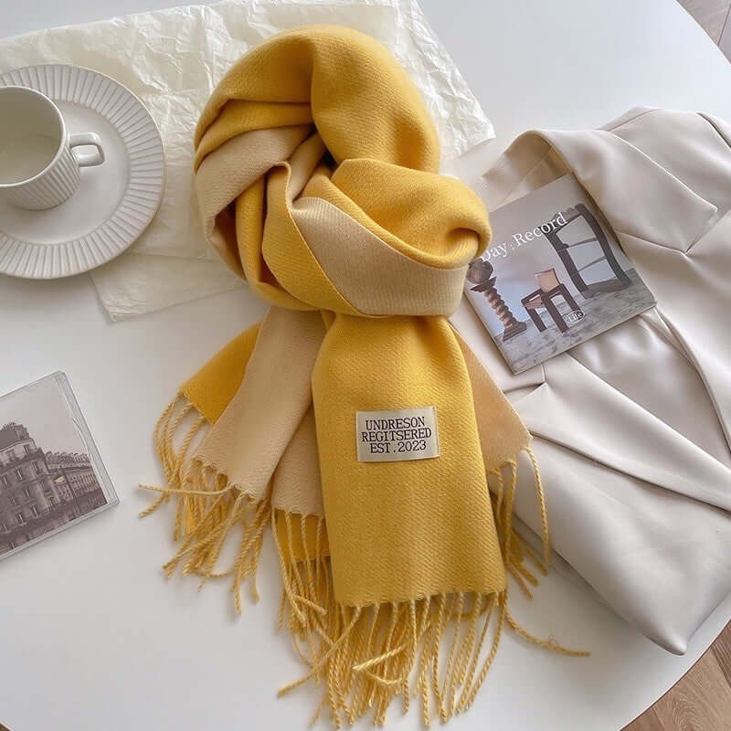 Sciarpa uomo elegante bicolore, invernale e reversibile, con frange decorative, per un calore chic.