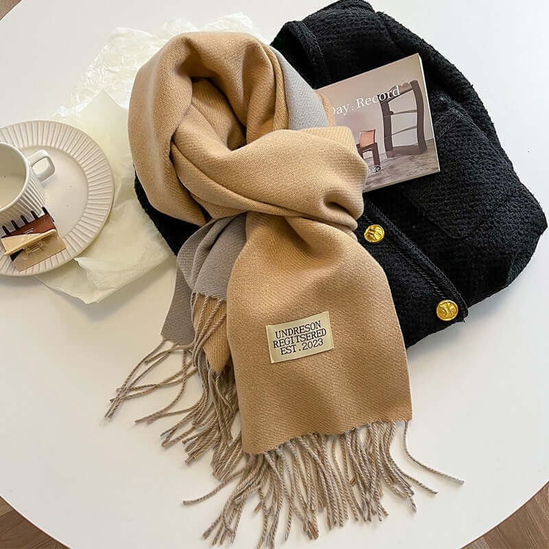 Elegante sciarpa uomo reversibile bicolore con frange, accessorio moda invernale per un look raffinato.
