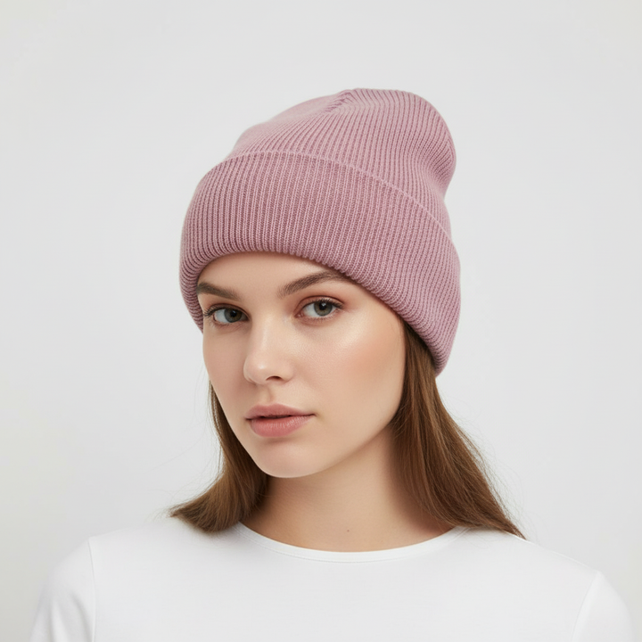 Elegante berretto da uomo a costine, con risvolto, in morbida maglia per l'inverno.
