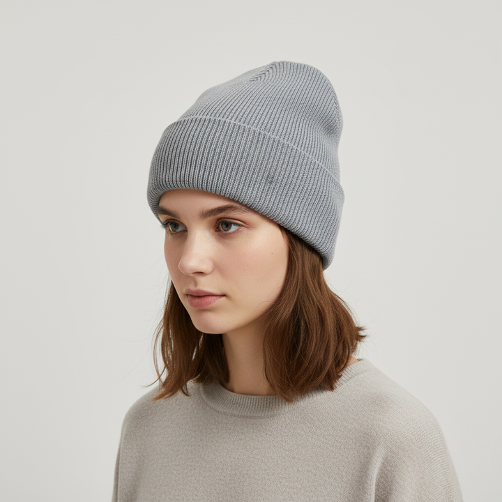 Caldo berretto in maglia a costine con risvolto, un must-have per l'inverno da uomo.