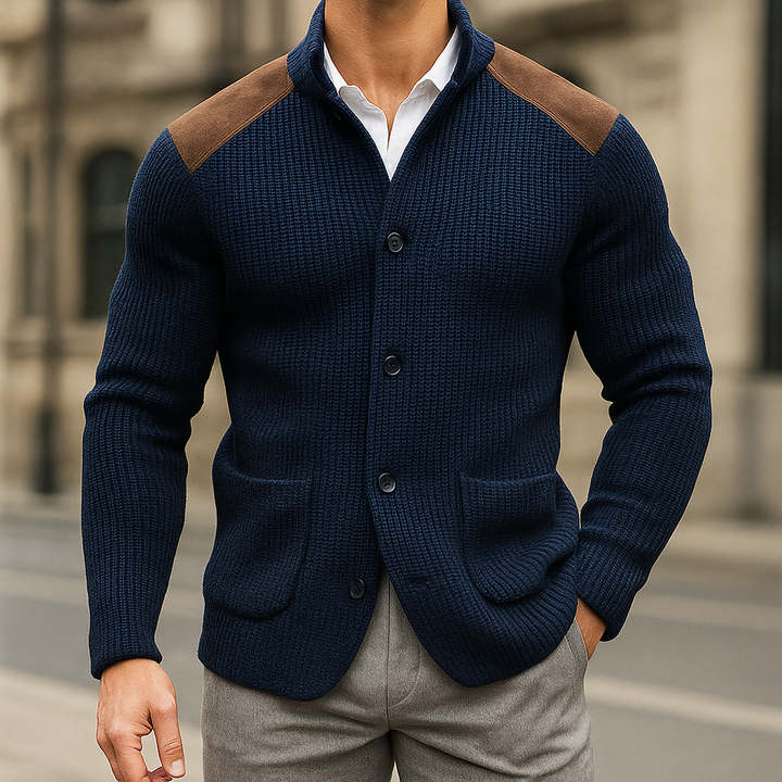 Cardigan uomo versatile con tasche applicate e dettagli spalle. Ideale per casual o ufficio, comfort autunno/inverno.