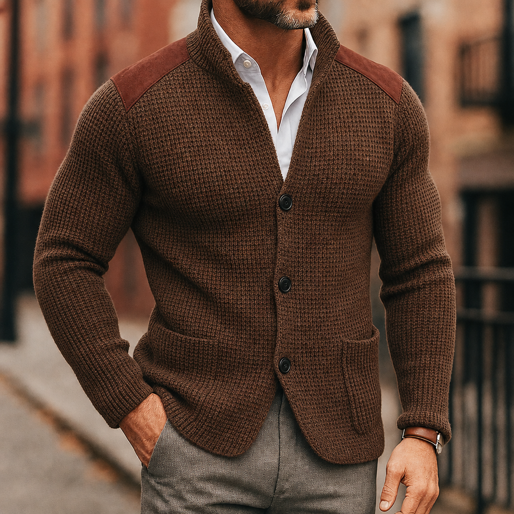 Dettaglio primo piano di cardigan uomo elegante in maglieria, mostrando texture e tasche applicate. Perfetto per strati autunnali.
