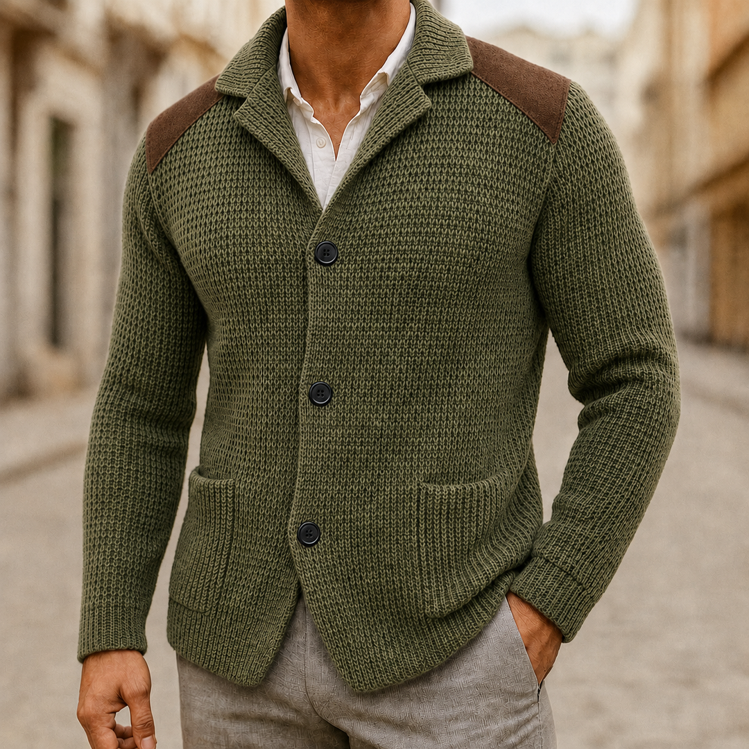 Uomo indossa cardigan elegante con tasche e dettagli spalle. Maglieria versatile per moda autunno/inverno, casual o ufficio.