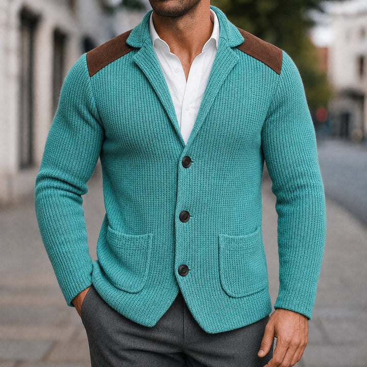 Cardigan uomo in maglieria elegante, con tasche applicate e distintivi dettagli spalle. Stile versatile per autunno/inverno.