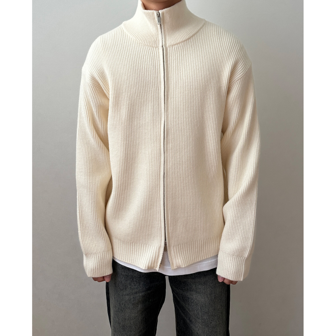 Elegante cardigan da uomo con cerniera, ideale per stratificazione autunnale e look raffinati.