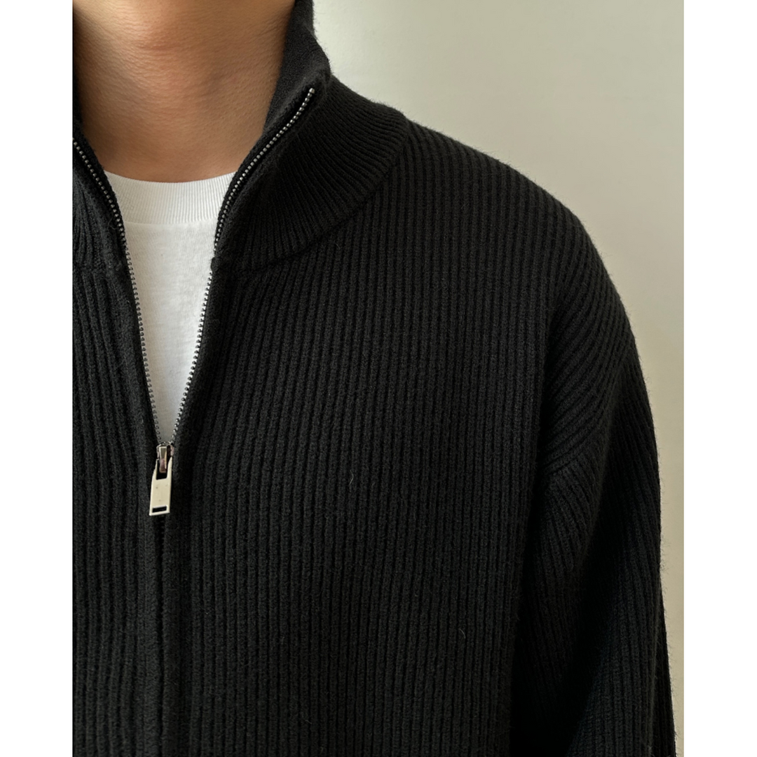 Cardigan da uomo casual grigio, con collo alto e zip frontale per uno stile versatile.