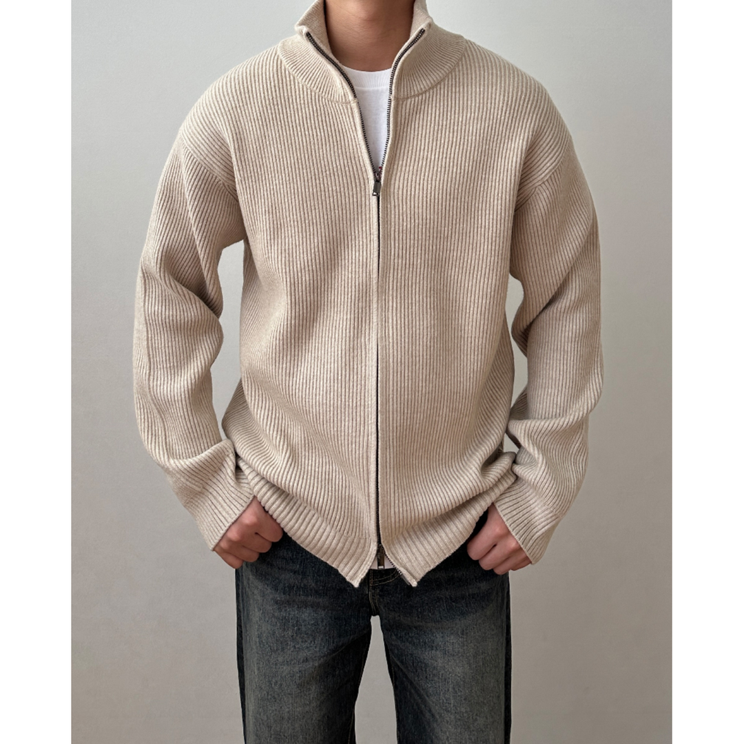 Comodo cardigan uomo con zip integrale e collo alto protettivo, perfetto per il freddo.