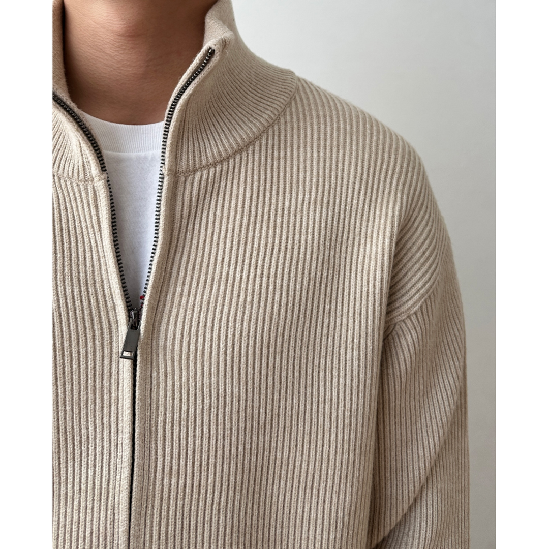 Cardigan da uomo blu con zip, collo alto, un capo indispensabile per la moda maschile.