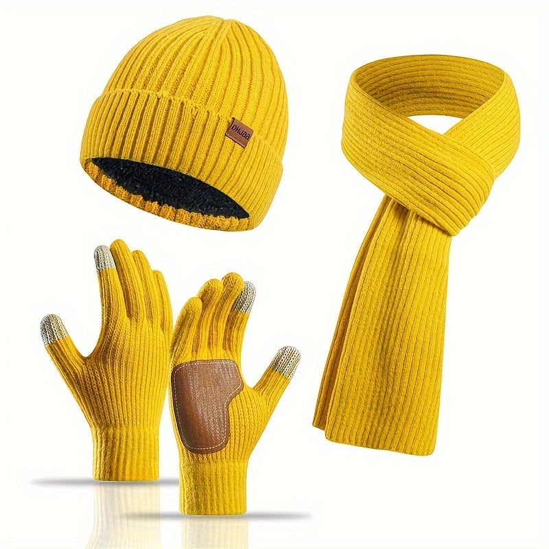 Sciarpa morbida, guanti touchscreen neri e berretto in pile grigio, set accessori uomo invernale.