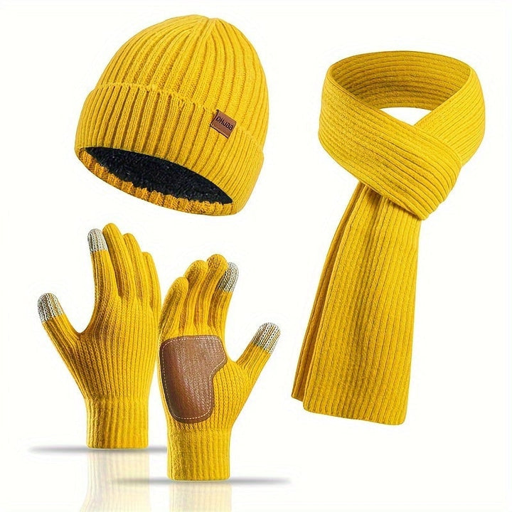 Sciarpa morbida, guanti touchscreen neri e berretto in pile grigio, set accessori uomo invernale.