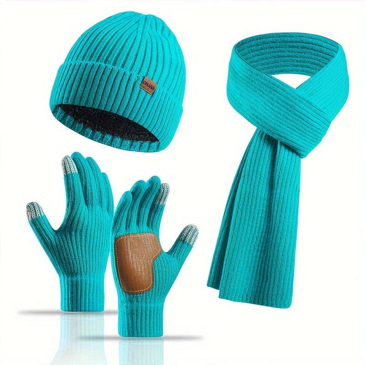 Primo piano sciarpa calda in maglia a coste da uomo, inclusa nel set invernale con guanti e berretto.