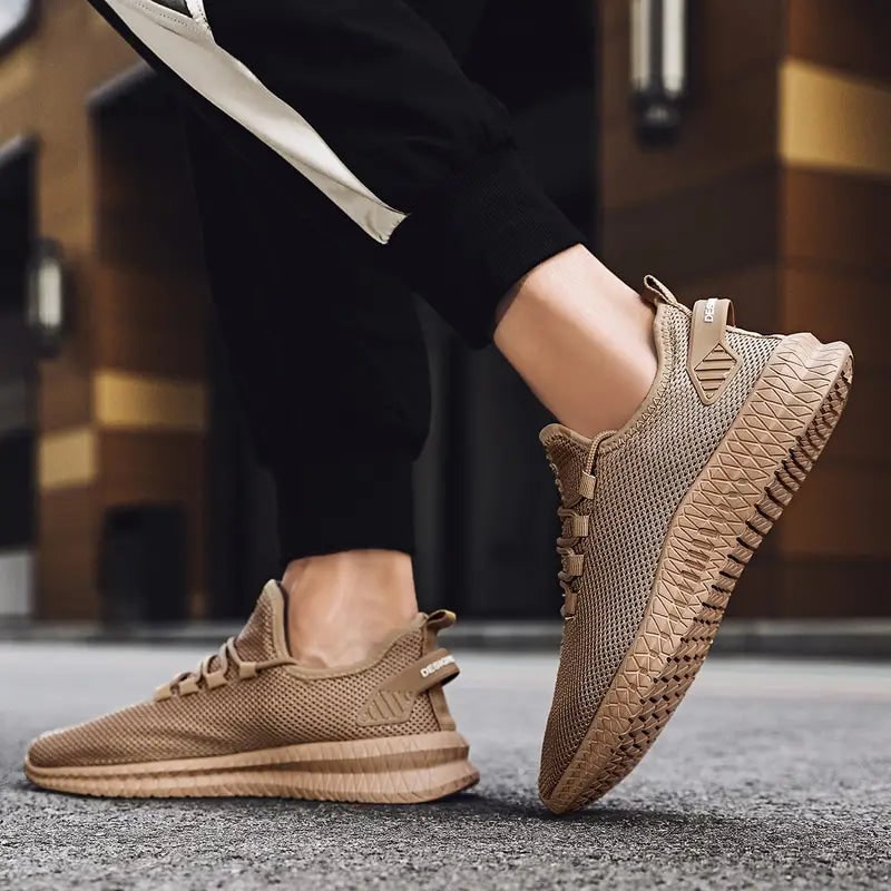 Scarpe sportive uomo in movimento, traspiranti e con lacci, per corsa, allenamento e comfort duraturo.