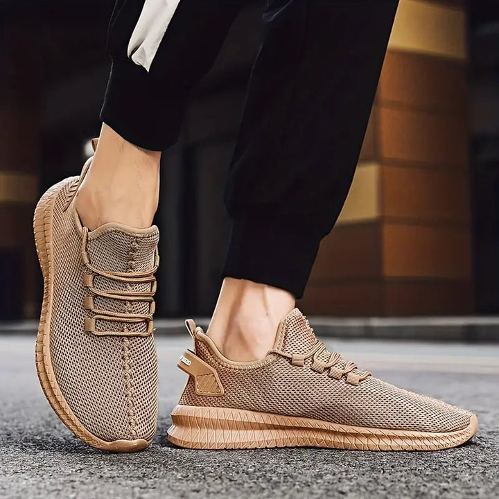 Suola di scarpe da corsa uomo leggere, traspiranti e con lacci, per aderenza e comfort superiore.