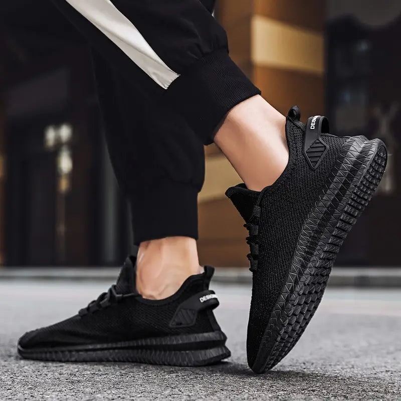 Sneakers uomo casual con lacci, ideali per passeggio e stile urbano quotidiano.