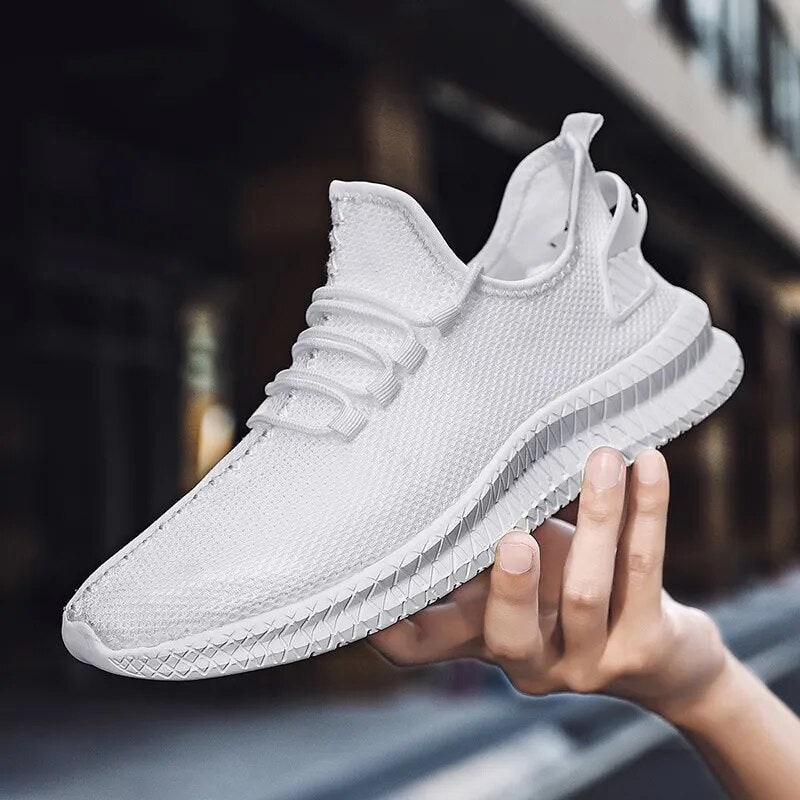 Scarpe sportive uomo traspiranti per allenamento e corsa, offrono comfort e leggerezza.
