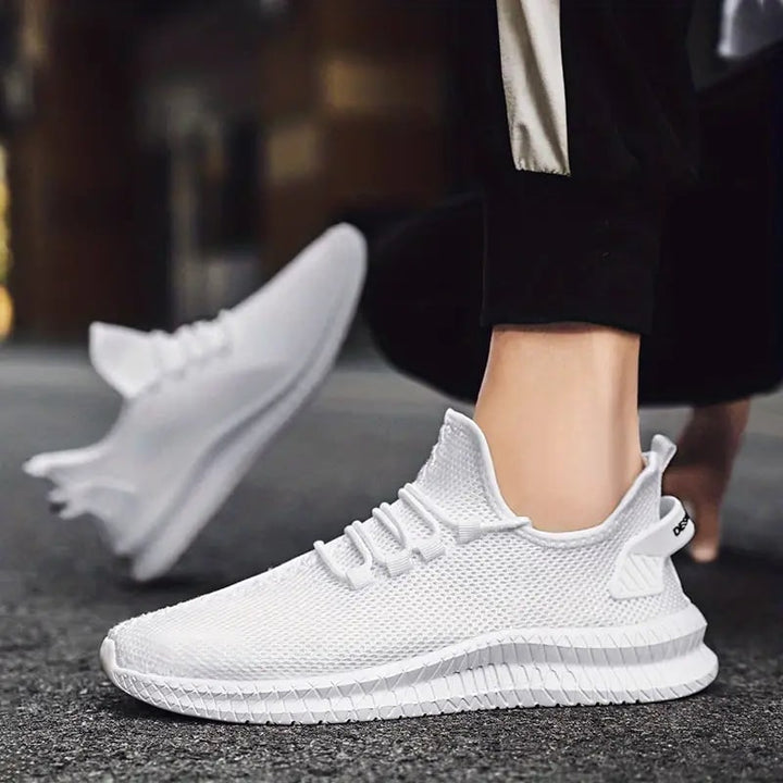 Dettaglio scarpe da corsa uomo, tomaia traspirante e lacci per comfort e supporto.