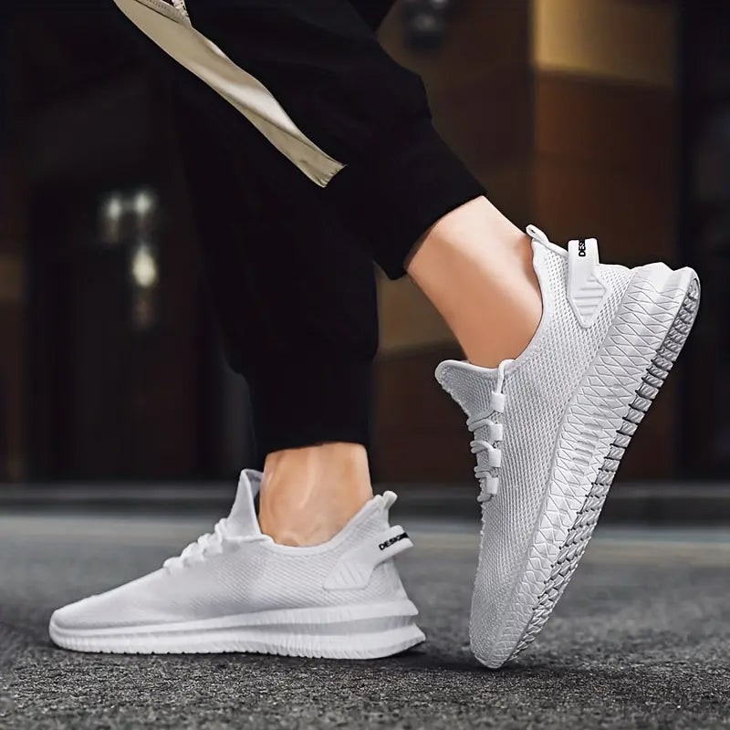 Profilo scarpe uomo, design moderno con lacci per corsa, passeggio e look casual.