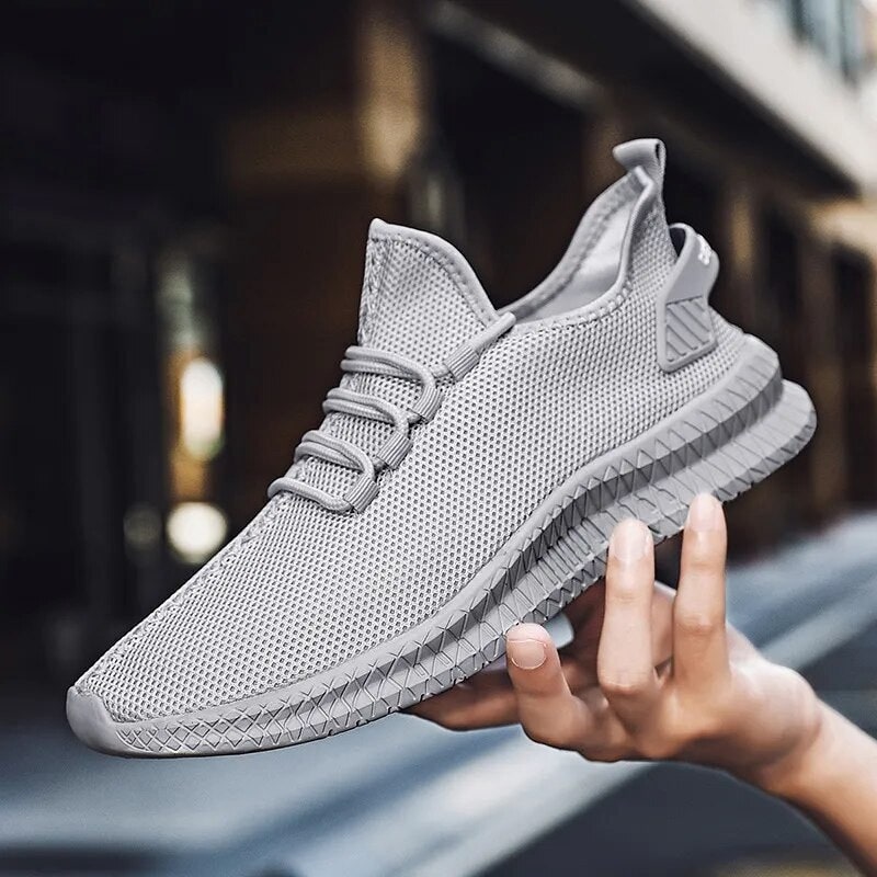 Uomo indossa scarpe da corsa traspiranti, perfette per allenamento leggero e comfort quotidiano.
