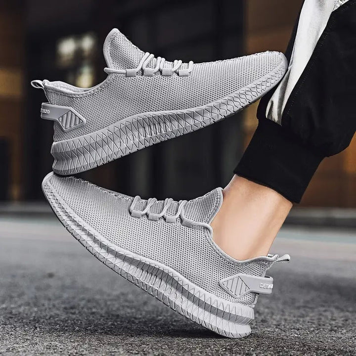 Scarpe uomo leggere con lacci, materiale traspirante per massimo comfort durante corsa e passeggio.