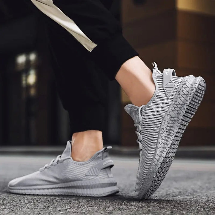 Sneakers uomo versatili con lacci, adatte per allenamento, passeggio e stile casual moderno.