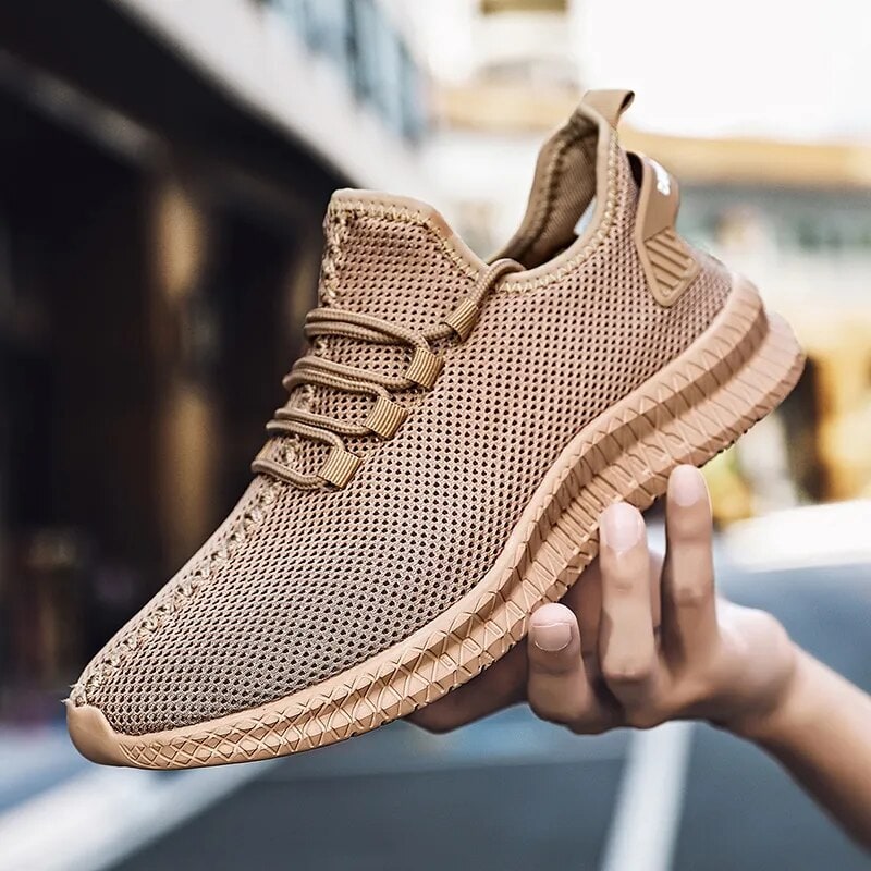 Scarpe da corsa uomo, design traspirante e lacci, ideali per comfort, sport e look urbano.