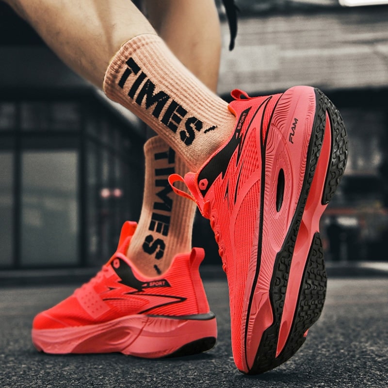 Scarpe da corsa uomo con sistema di ammortizzazione reattivo, garantiscono comfort e performance nell'atletica.