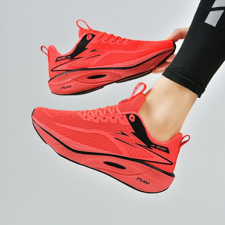Calzature sportive uomo con tomaia traspirante e allacciatura sicura, ottime per allenamento e corsa.